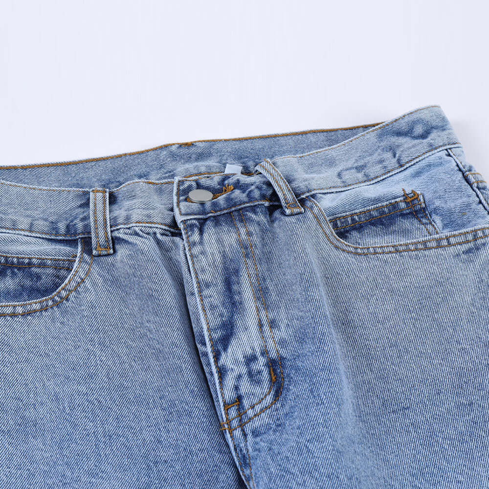 jeans de moda para hombres en un primer plano, con detalles de costura y botones visibles