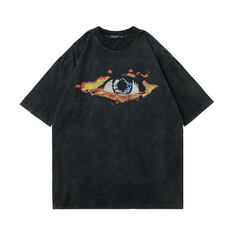 camiseta hip hop calavera chica con diseño de ojo en estilo urbano y contemporáneo, fondo negro.