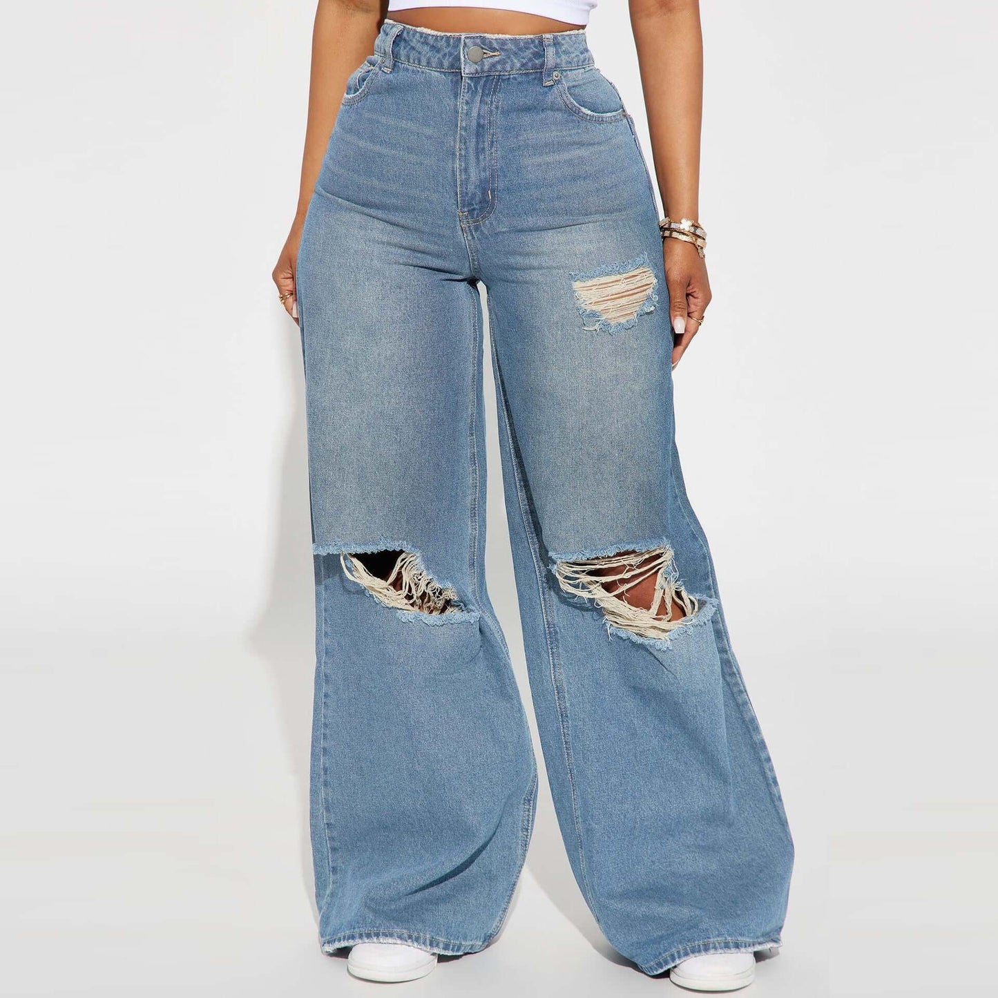 jeans de pierna ancha para mujer con detalles rasgados en mezclilla. Prenda trendy y cómoda para cualquier ocasión.