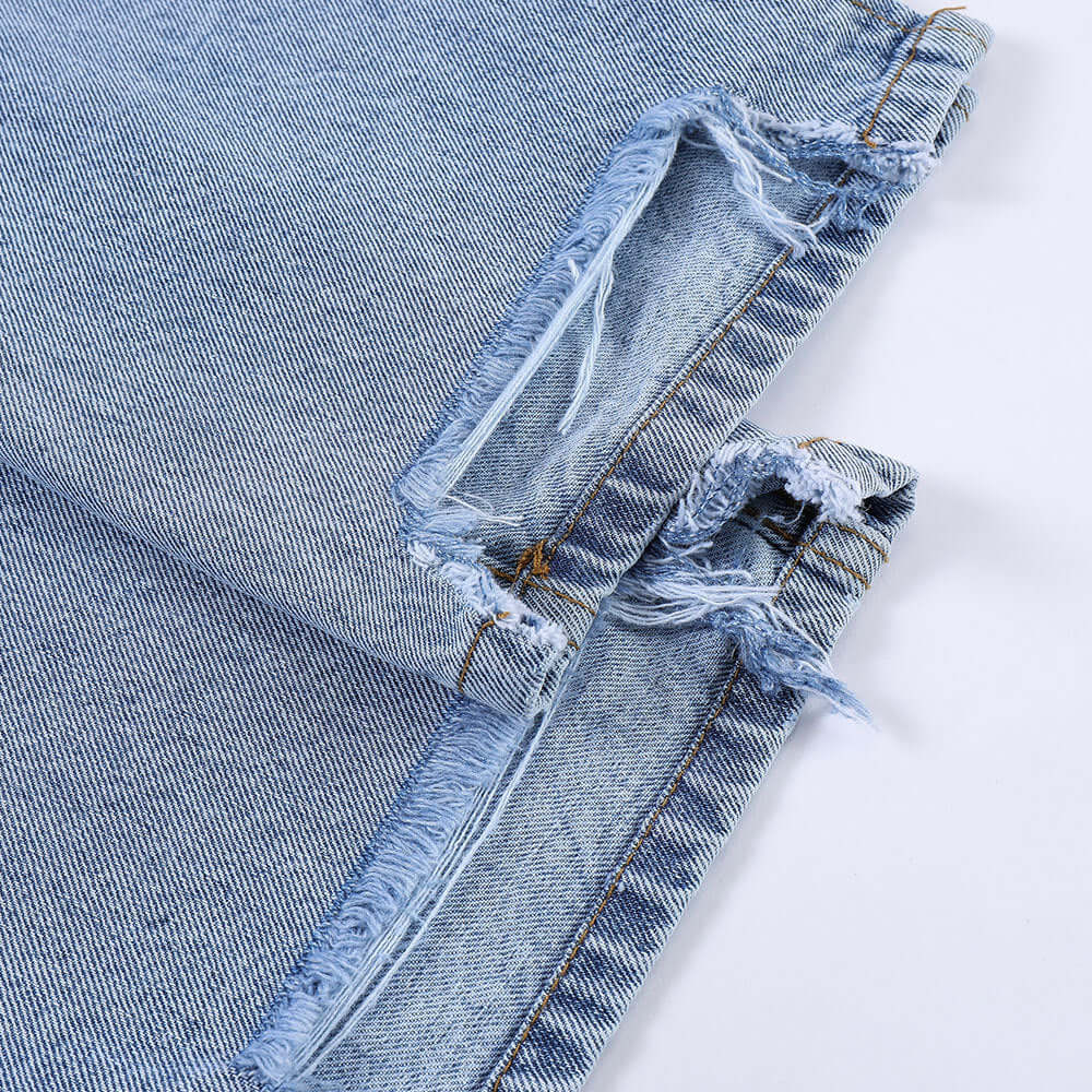jeans de moda para hombres con detalles desgastados y costuras en azul claro