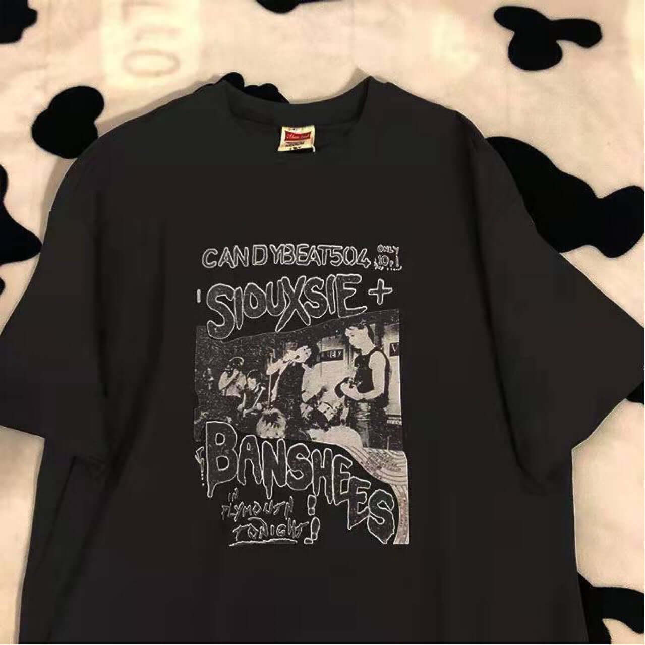 Camiseta vintage estampada para adolescentes con diseño gráfico en fondo negro, ideal para un estilo único y atemporal.
