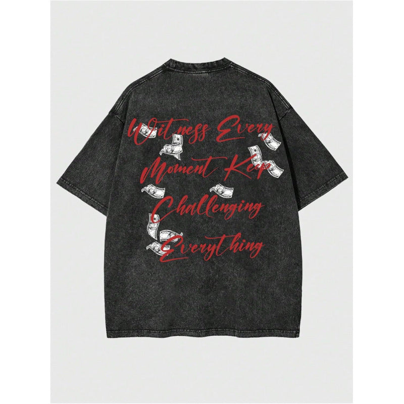 Camiseta gráfica de hombre moderna con diseño de texto en color rojo sobre fondo gris.