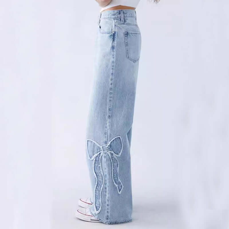 pantalones vaqueros bordados con mariposa, mezcla de mezclilla, estilo casual y moderno.