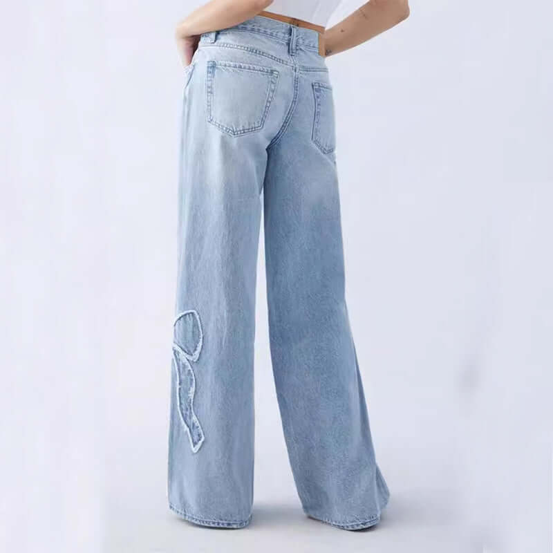 pantalones vaqueros bordados con mariposa, mezcla de mezclilla, estilo casual y moderno.