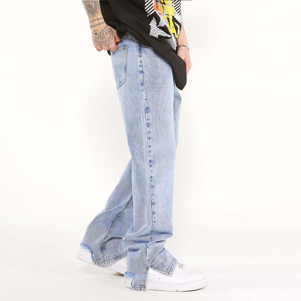 Jeans de moda para hombres en color azul claro, con un estilo casual y moderno.