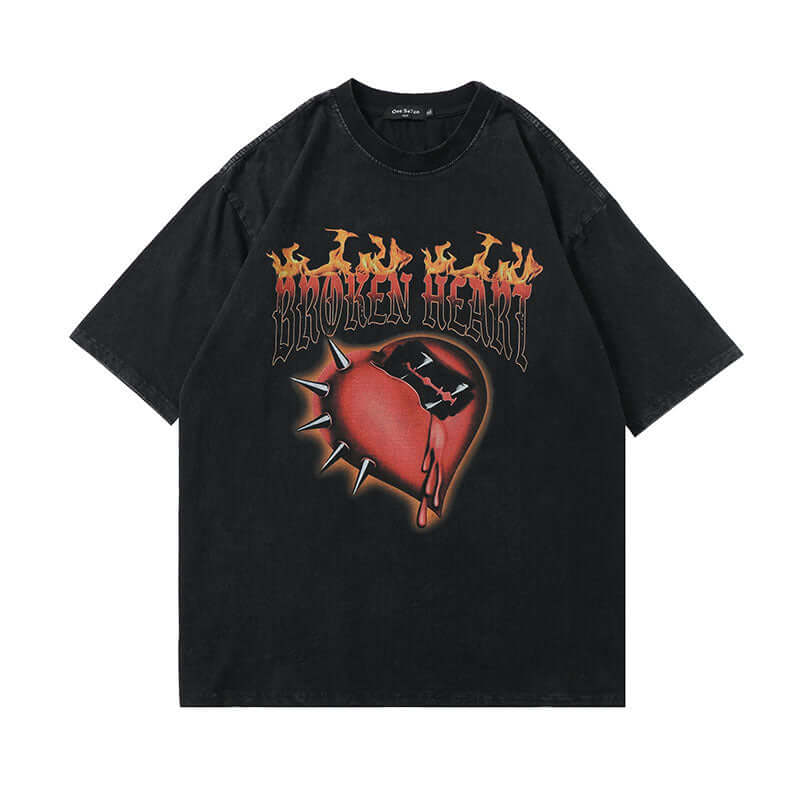 Camiseta hip hop calavera chica con diseño de corazón roto, estilo urbano y contemporáneo.