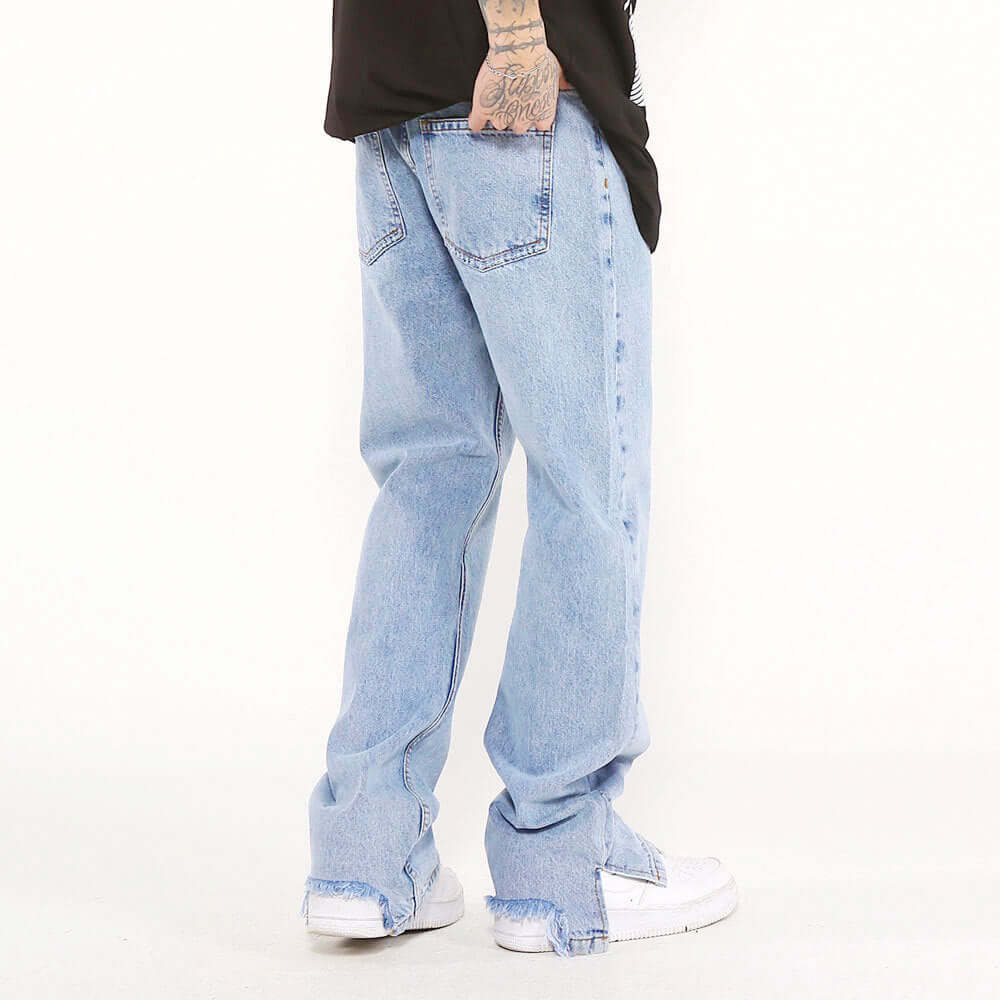 Jeans de moda para hombres en color azul claro, vista trasera con detalles de costuras y acabados modernos.