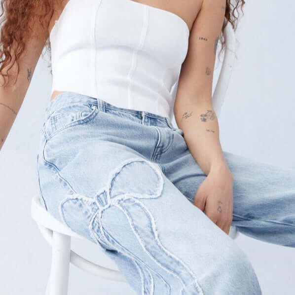 pantalones vaqueros bordados con mariposa, mezcla de mezclilla, estilo casual y moderno.