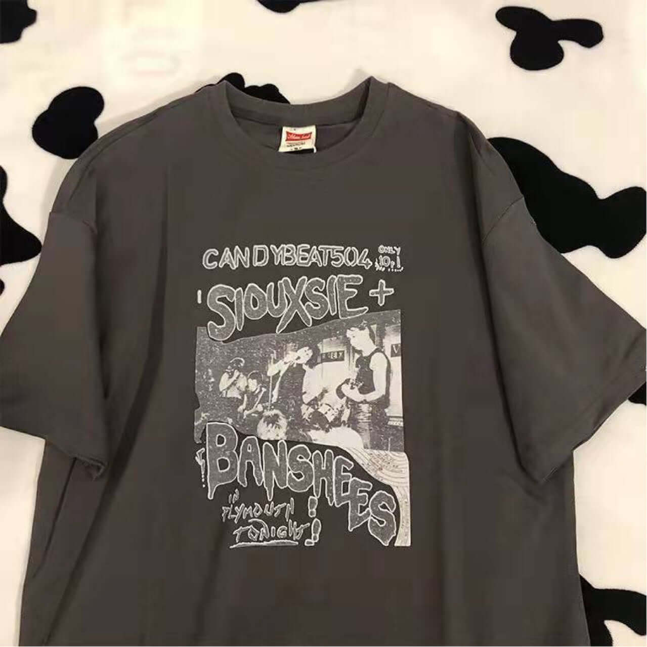 Camiseta vintage estampada para adolescentes en color gris oscuro con diseño gráfico de Siouxie and the Banshees.
