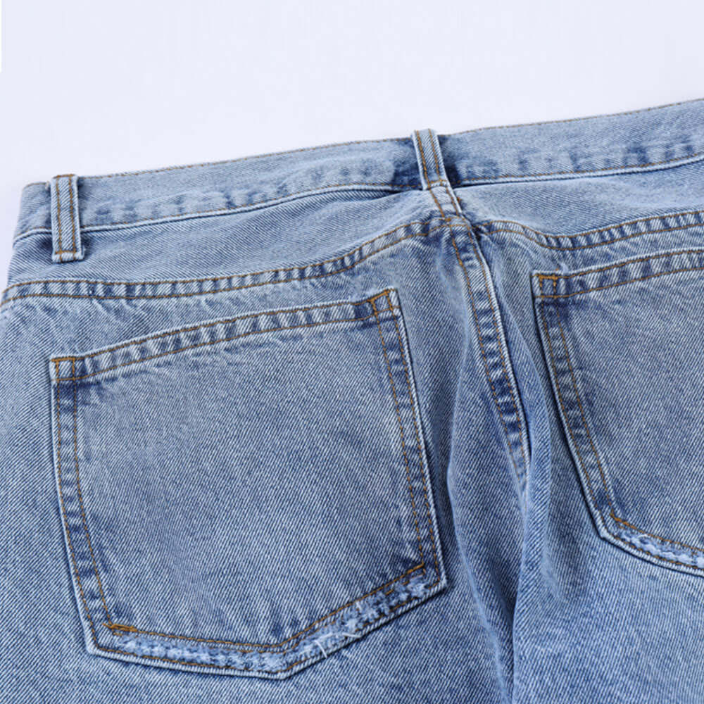 jeans de moda para hombres vista trasera que muestra los bolsillos y la costura en denim claro