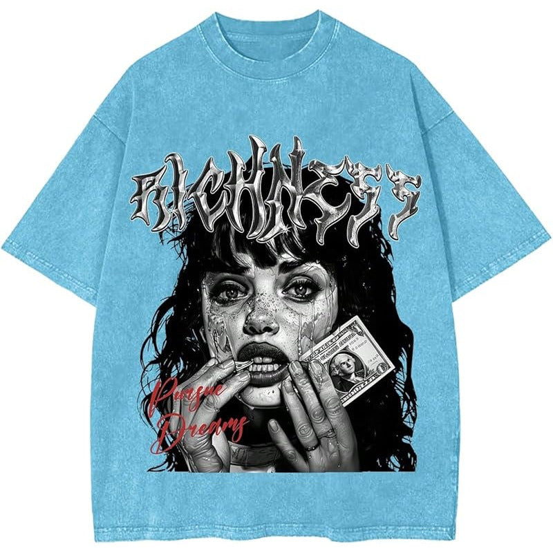 Camiseta gráfica de hombre moderna en color azul con estampado de diseño artístico y mensaje único.