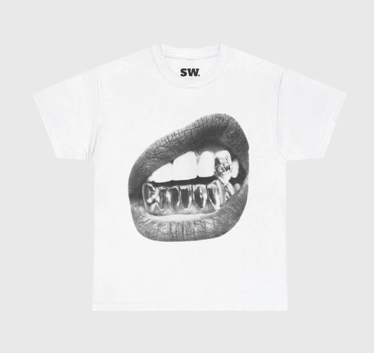 Camiseta blanca con diseño de boca y dientes dorados, estilo hip-hop streetwear couple t-shirts.