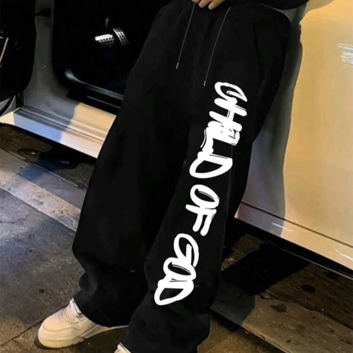 pantalones holgados streetwear para hombres de color negro con estampado 'CHILD OF GOD' y estilo recto.